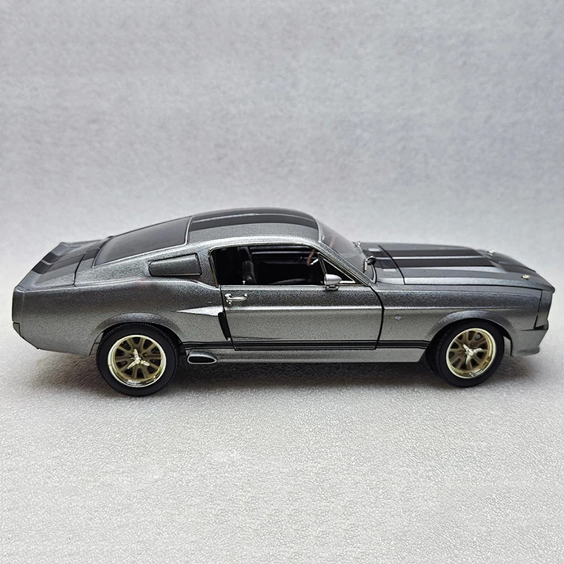 Green light 1:18 1967 Custom Mustang +small gift