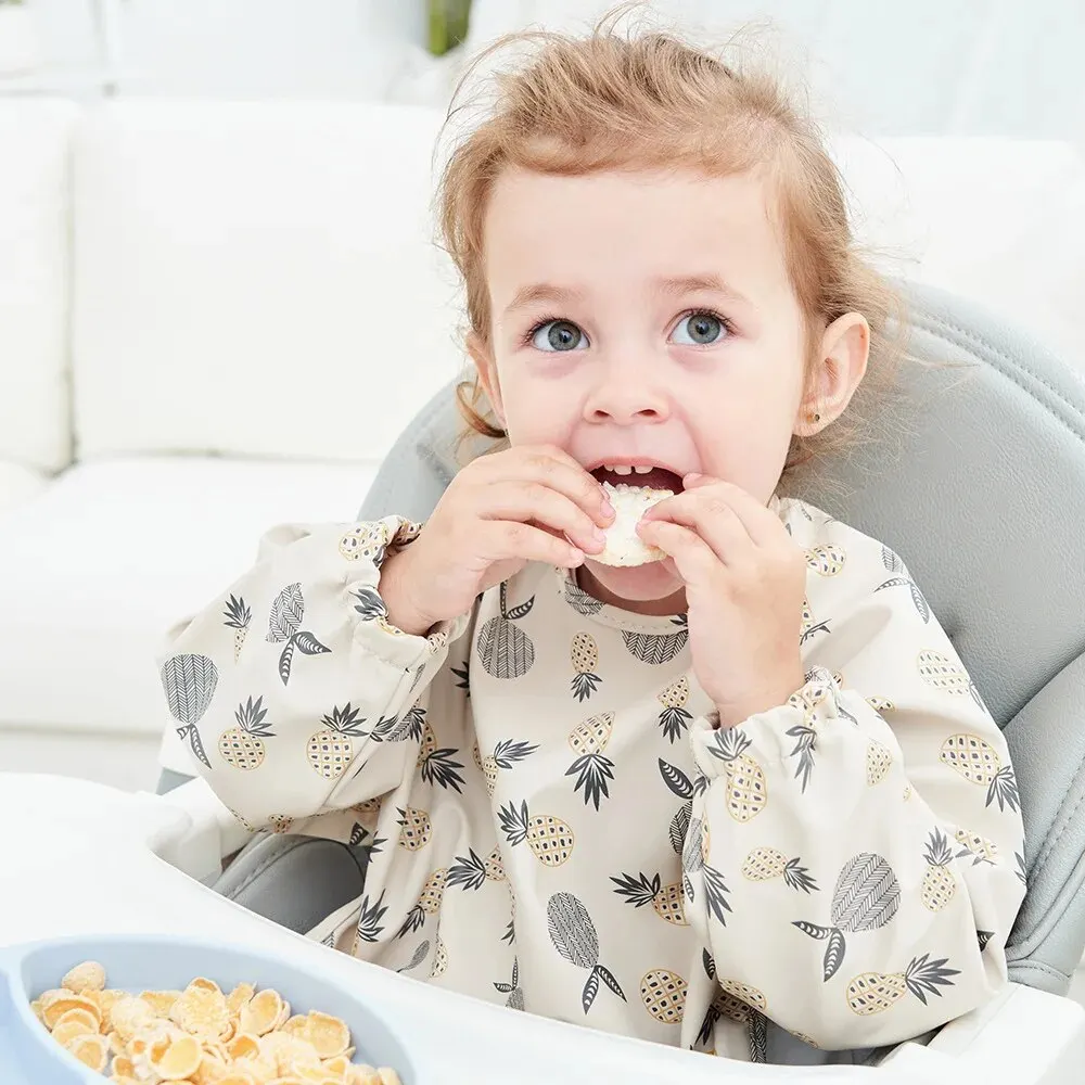 1 stücke Kinder Fütterung Schürzen Langarm Baby Lätzchen Mit Tasche Volle Abdeckung Kind Kleid Mit Tasche Wasserdichte Lange-hülse Kittel