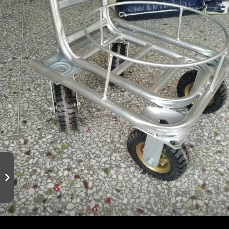 The old man pushes water-inflated rubber tires, the universal wheel is silent, light and fast