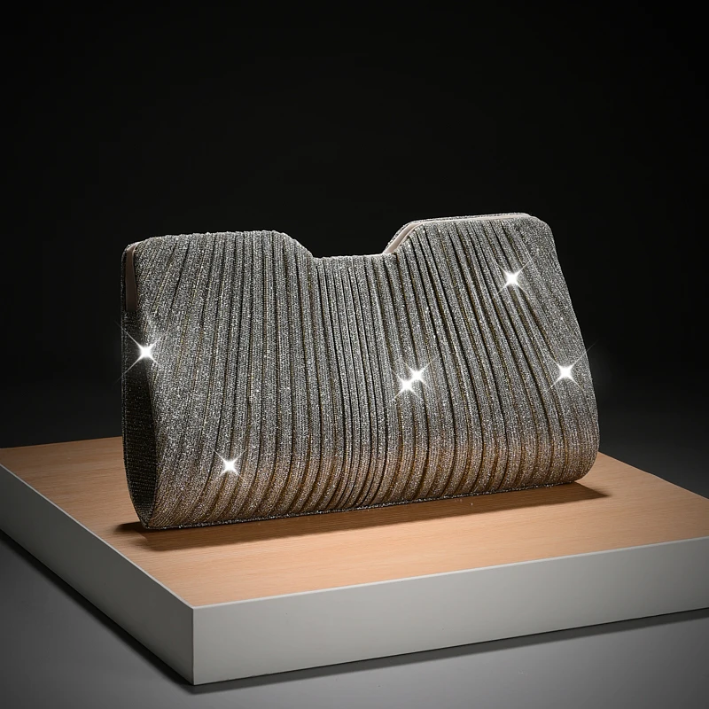 Luxuriöse, leicht verzierte Abendtasche mit vertikalen Falten und Pailletten, mit Metallkette, als Umhängetasche für Verlobungspartys, passend zu festlichen Kleidern. – Detail 14