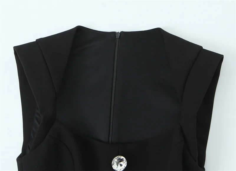 Tuta da donna 2025 Autunno Nuovo stile Tuta corta senza maniche nera con decorazione con bottoni gioiello Sexy alla moda unica