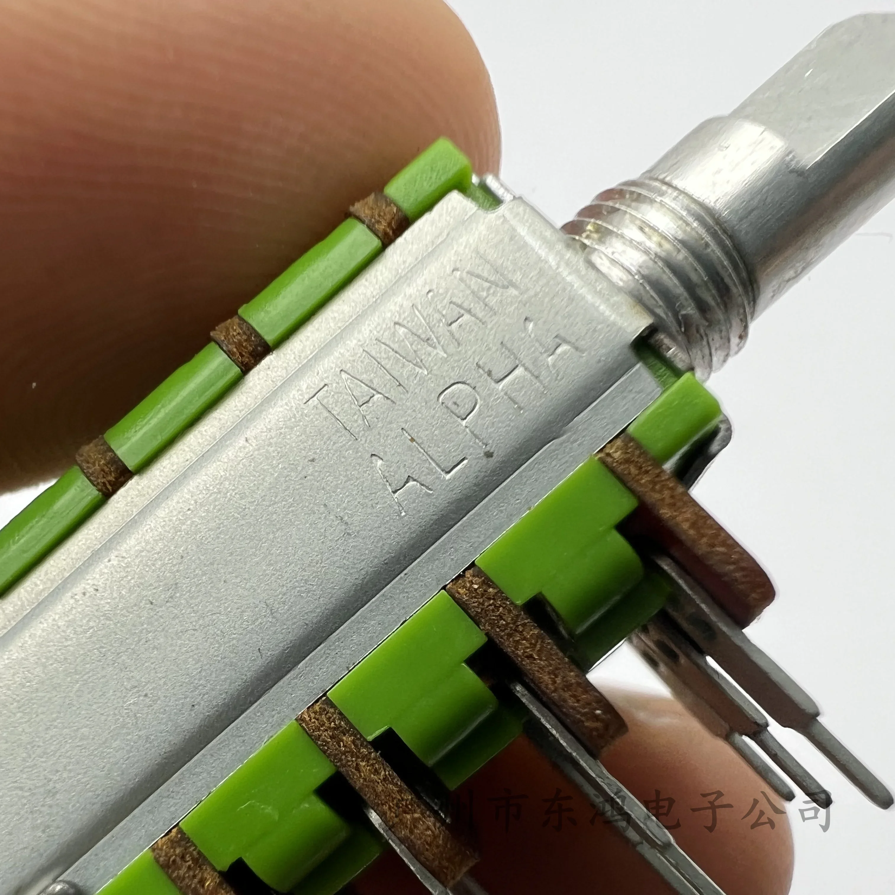 1 ALPHA Aihua  4-link precision potentiometer B100K × 4. The half-axis length of innovative audio amplifier is 15mm