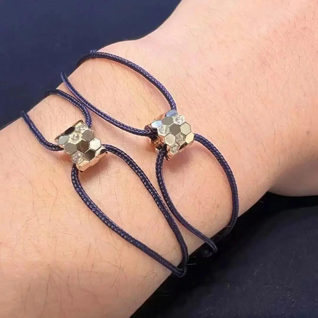 سوار زوجين على شكل قرص العسل من الفضة النقية - هدية عيد الحب المحظوظة جاهزة له/ها، حبل أحمر محظوظ منسوج يدويًا