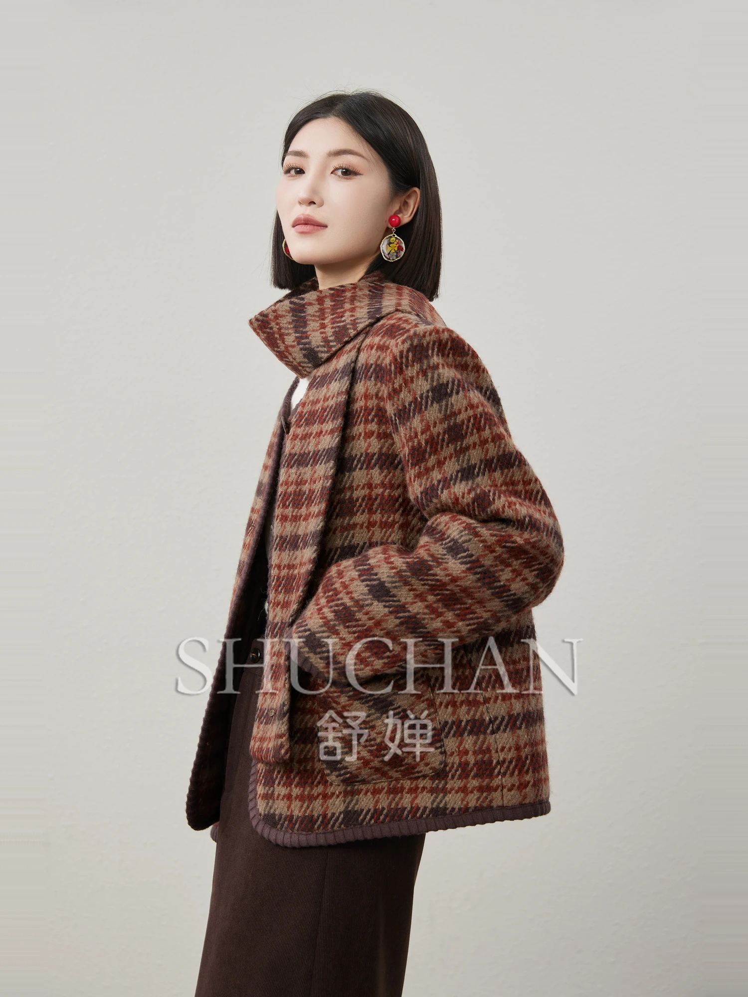 

Wool Blended Contrasting Plaid, Duck Down Filled with A Scarf and A Short Coat Women Casacos Femininos Inverno 2024