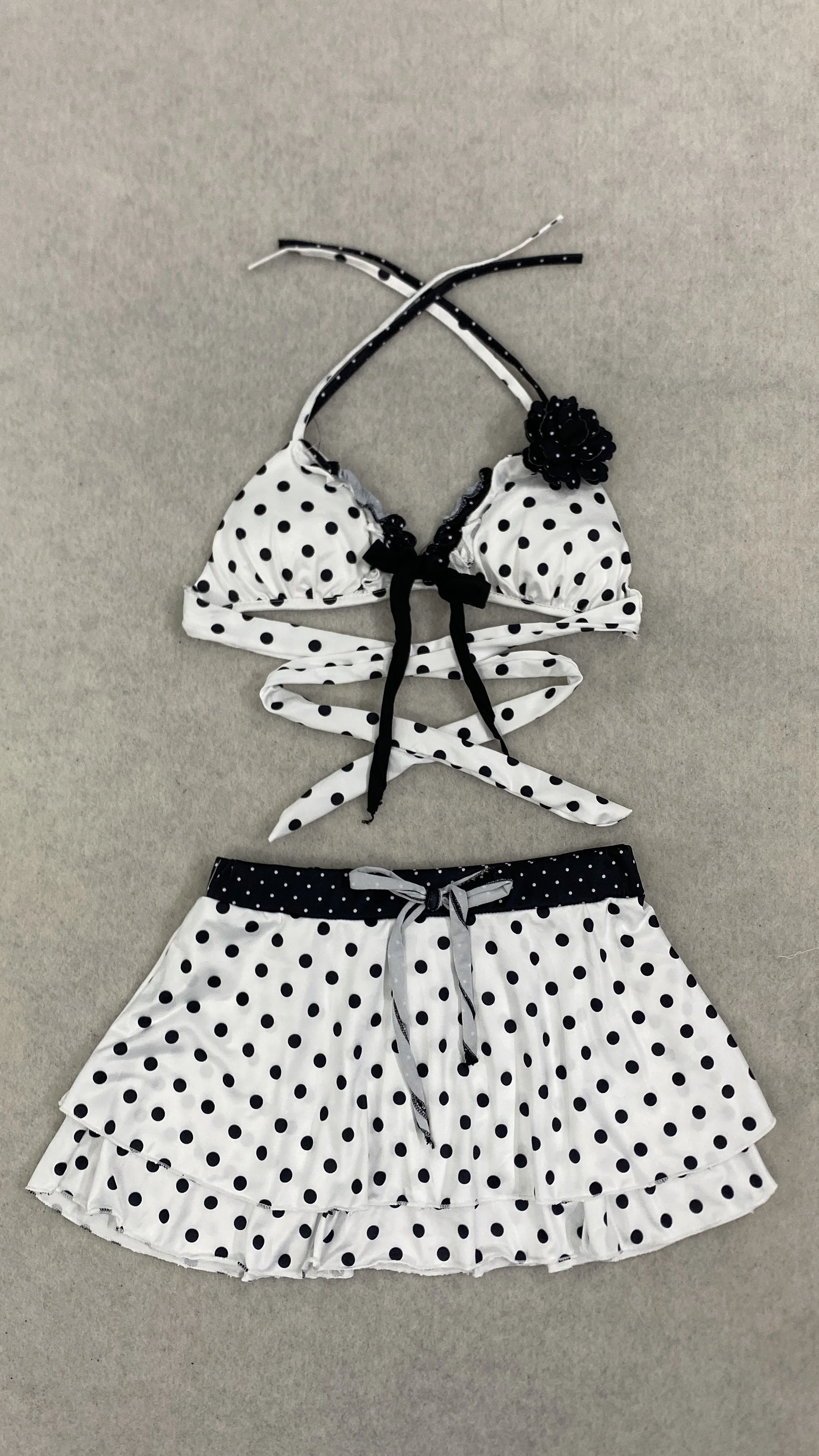 Y2K Retro-Bikini-Set im Polka-Dot-Look mit Spitze, dreiteilig, mit Neckholder-Oberteil und Rockartigem Unterteil. – Detail 2