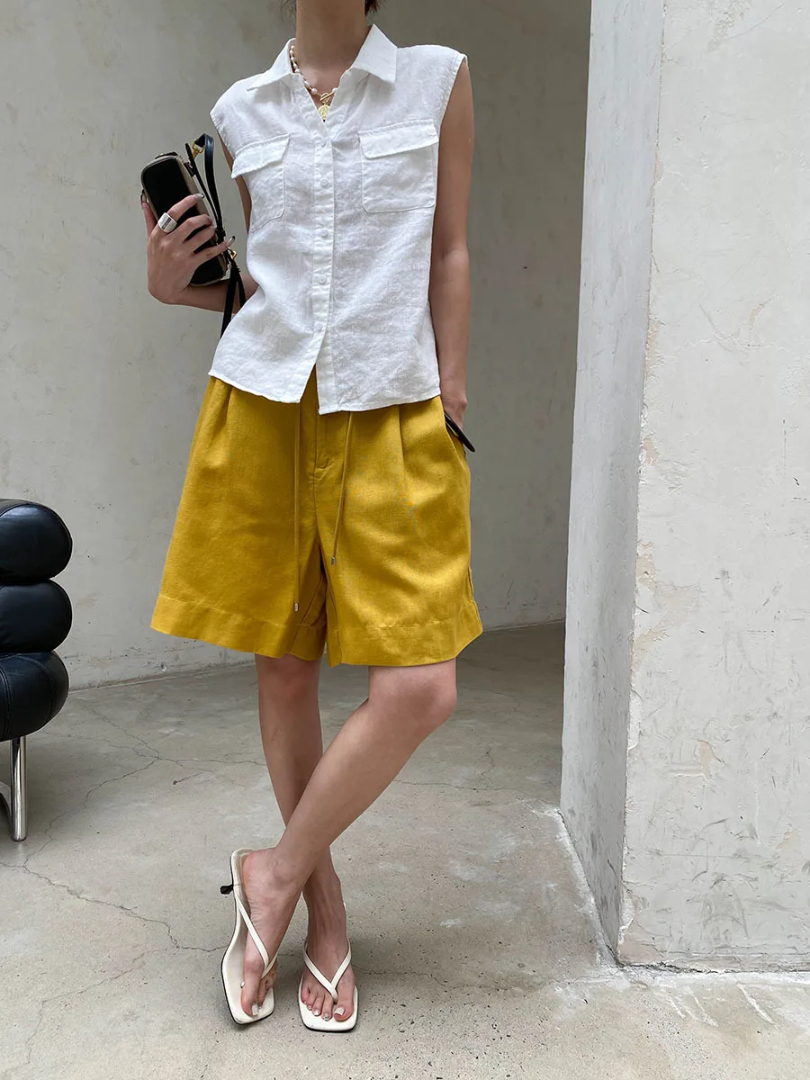 Sommerliche Damen-Weste in einfarbigem Design mit Revers und doppelten Taschen, ärmellos. – Detail 11