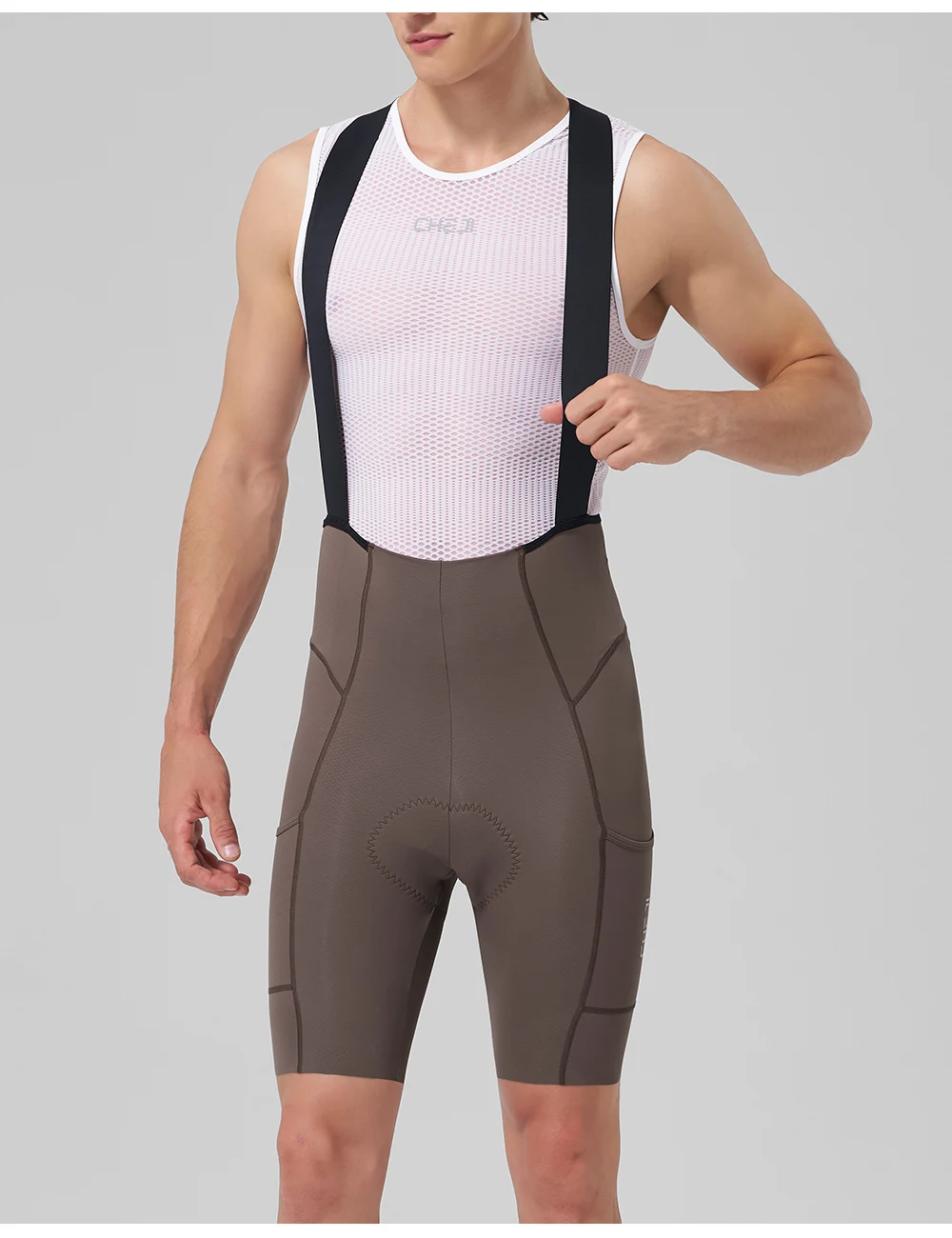 CHEJI Herren Radsport-Trägerhose mit Seitentaschen, nahtlosen, rutschfesten Beinmanschetten, gepolstert für 7 Stunden Fahrt auf Straßen- und MTB-Fahrrädern. – Detail 23