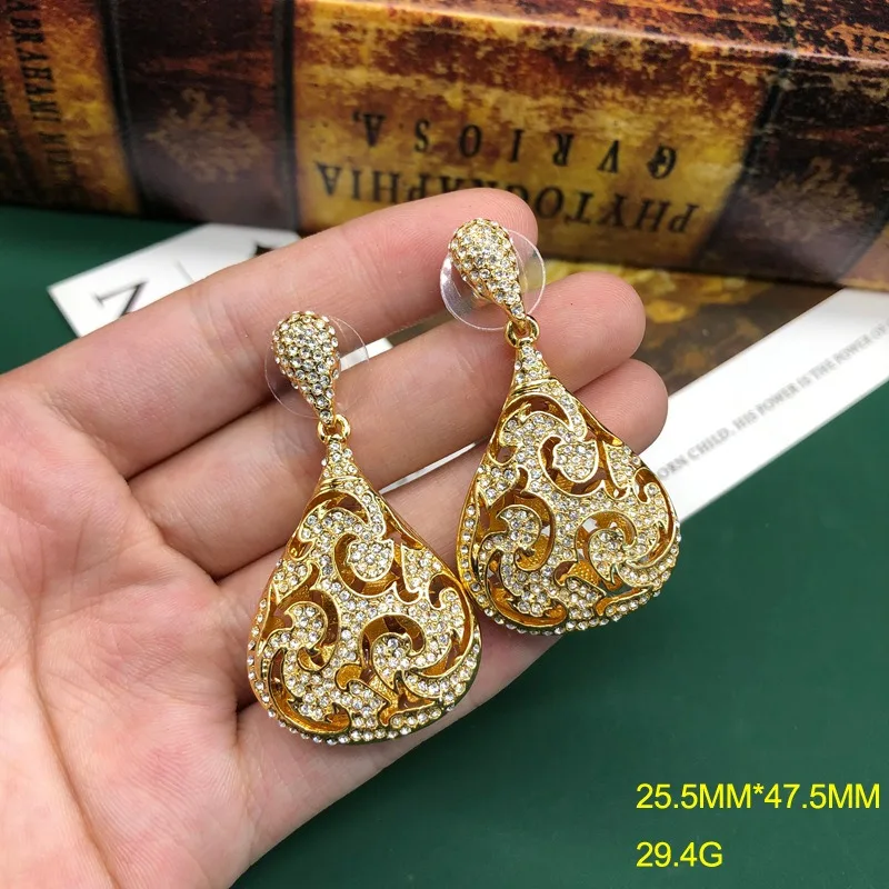 

Fashion High-end Plated Real Gold Earrings Hollow Design Three-dimensional Pattern Full of Diamonds Inlaid Light Luxury Medieval