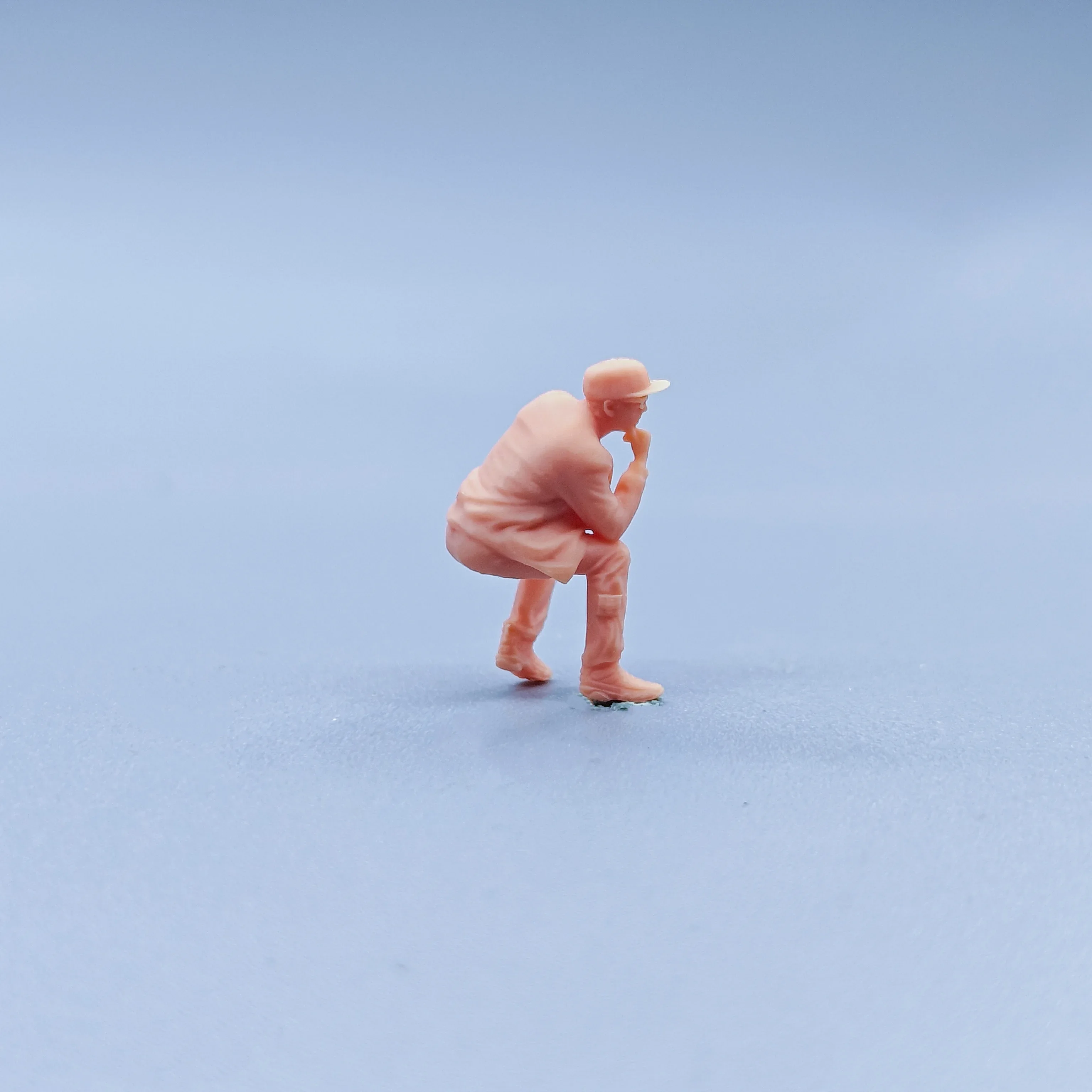 1/64 置物スケールモデル樹脂座っている男メガネ未着色ミニチュアジオラマ手描き C208