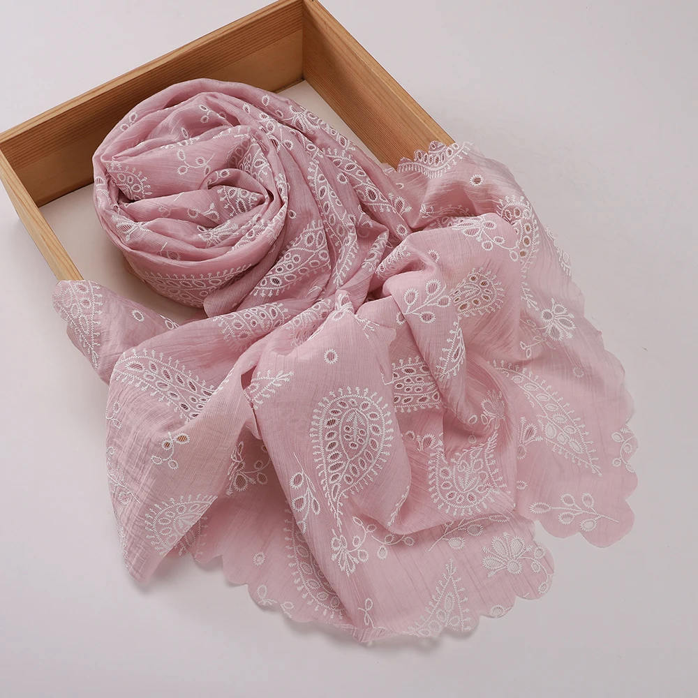 Eleganter weißer Hijab mit Paisley-Stickerei und Crinkle-Optik, Schal mit Muschelkanten-Spitze, weicher muslimischer Kopftuch, islamischer Alltagsschal – Detail 3