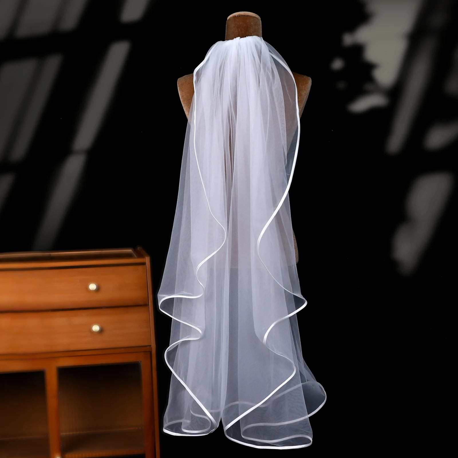 TOPQUEEN حجاب الزفاف الشريط موجة حافة طرحة زفاف الزفاف قصيرة طبقة واحدة أنيقة Rochii مع مشط للتخصيص V302