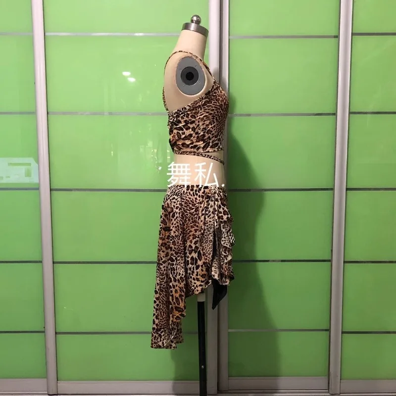 op maat gemaakt buikdanskostuum luipaardprint hemdje trainingspak met rugband uitgeholde heupsjaal rok afneembare oren