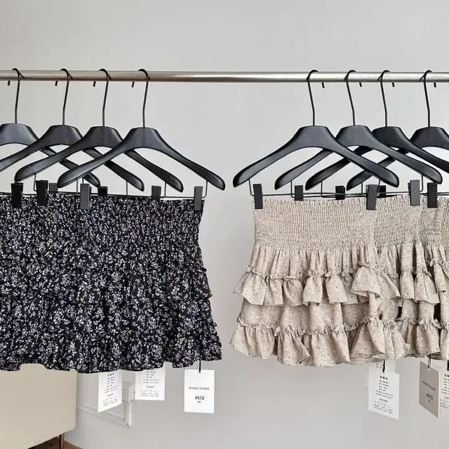 Kwiatowa spódnica do połowy długości 2025 nowa elastyczna wiosenna i letnia wysoka talia pokaż przerzedzająca brzuch mała czarna krótka spódniczka