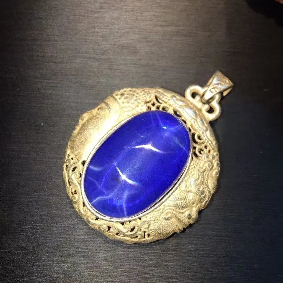 Retro hollowed-out Tibetan silver inlaid with starlight gemstone Guanyin pendant between one thought