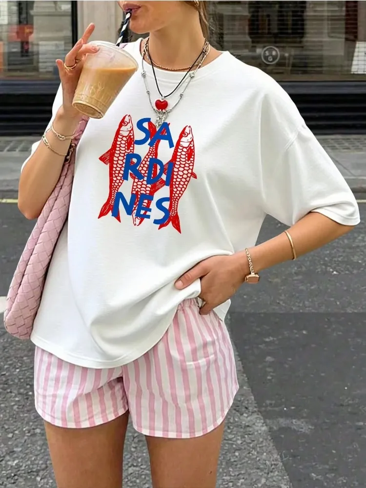 Camiseta de manga corta con estampado de sardinas y letras de dibujos animados, camiseta informal versátil de verano para uso diario, camiseta de alta gama
