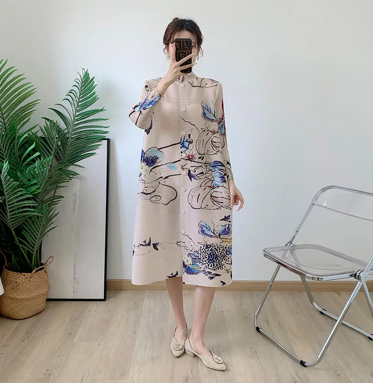 Miyake Plissee-Cardigan-Kleid 2025, Frühjahr, neue mittellange, einreihige, modische, lockere lange Jacke mit mehreren Knöpfen