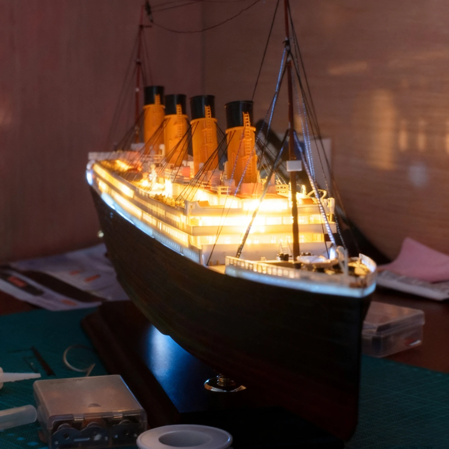 

1/400 Titanic Luxury Cruise Ship Assembly Model 68cm Meticulously Crafted Richly Detailed Ships Static Model Ship Toy Ornaments