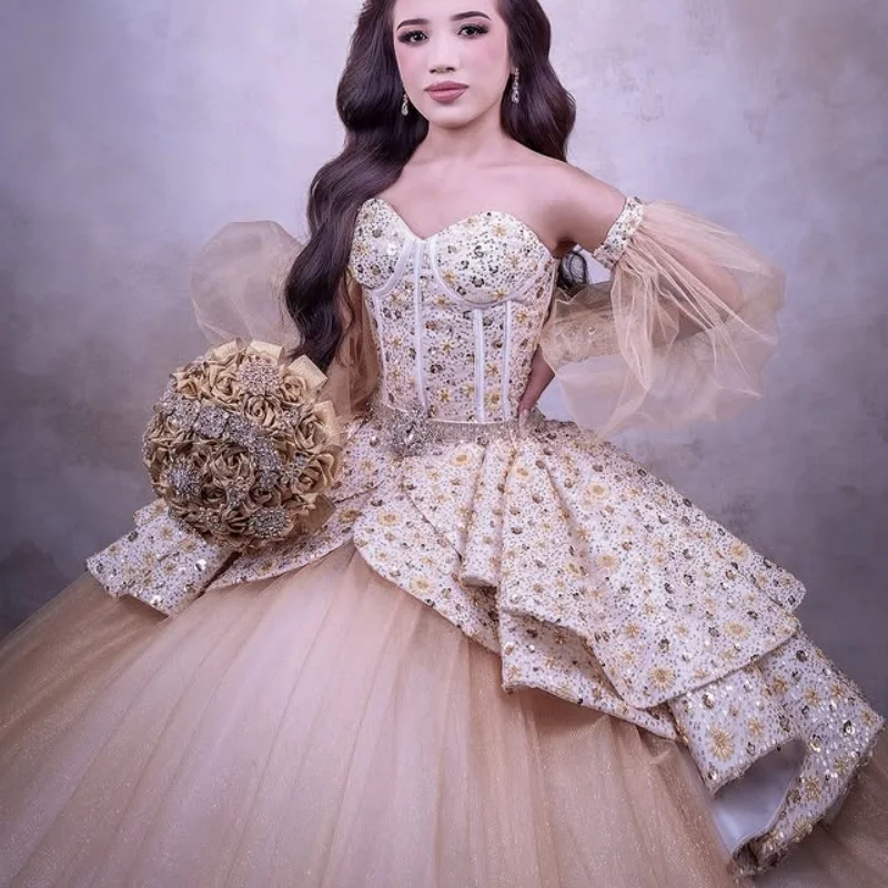 

Платье Quinceanera цвета шампанского по индивидуальному заказу с открытыми плечами и аппликацией из пайеток, многослойное тюлевое платье с длинным хвостом, Vestido 15, Quinceanera