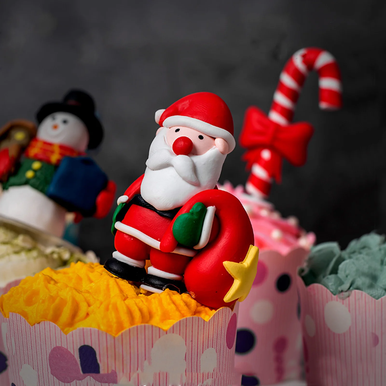 

5Pcs Resin Christmas Cake Toppers Delicate Festival Party Supplies Xmas Cake Decor Ornament for Holiday Celebration