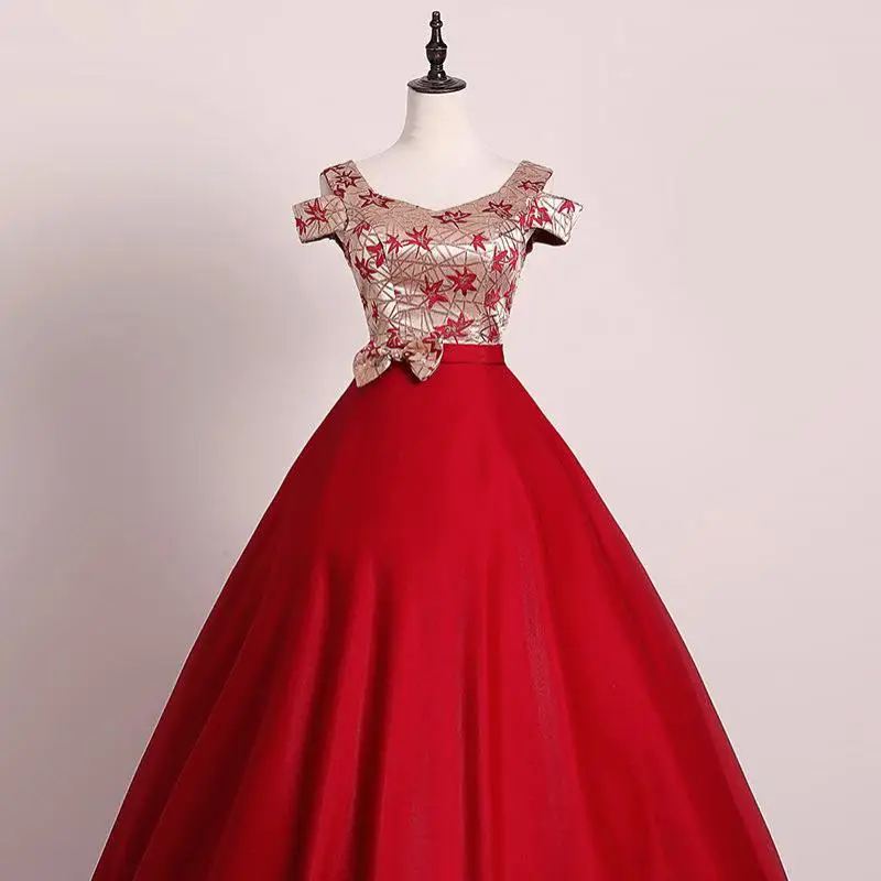 Vintage Red Quinceanera ชุดคลาสสิกปิดไหล่ซาตินชุดราตรียาว Elegant Vestido De Debutante ที่กําหนดเอง