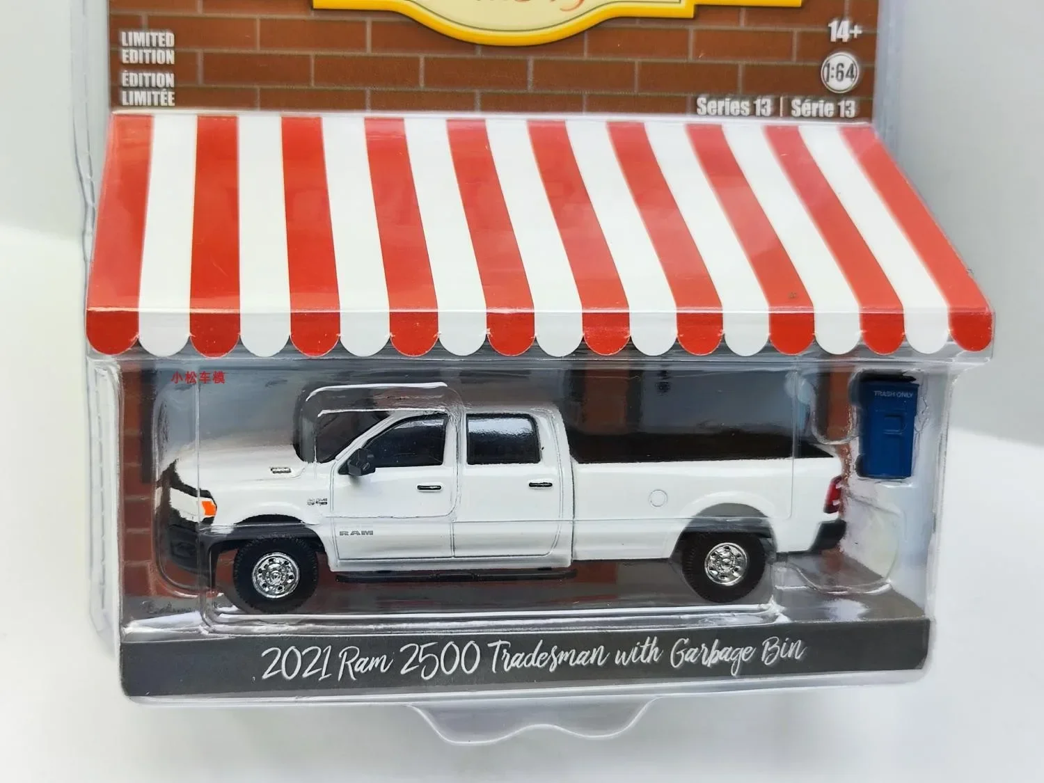 Modelo 1:64 2021 Ram 2500 Pickup Truck com modelo de carro de lata de lixo