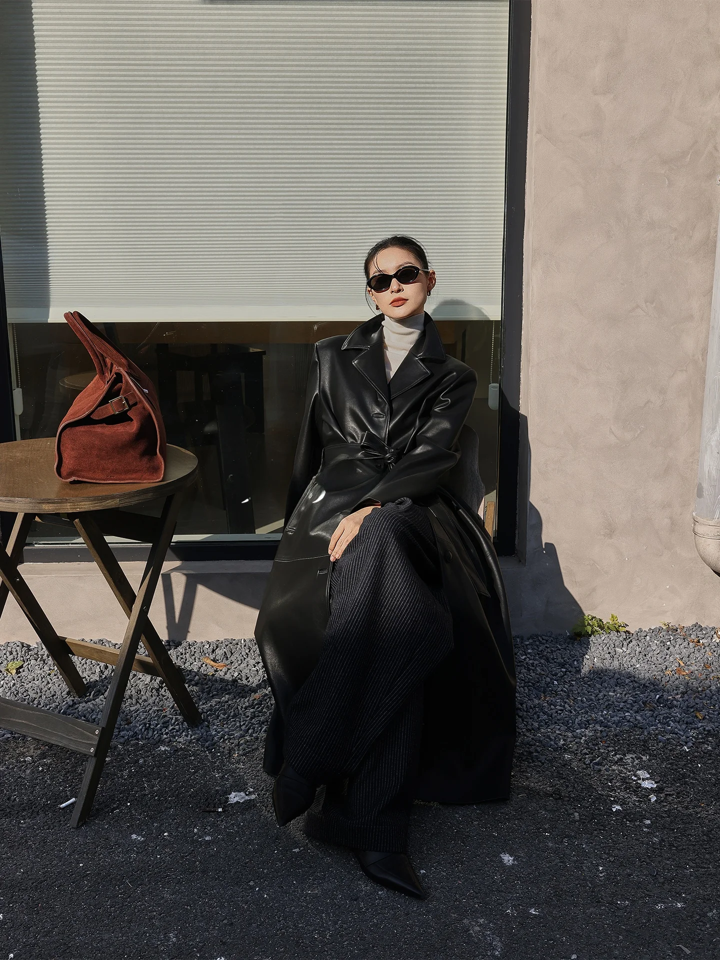 Casaco Longo de Couro PU Preto com Cinto, Gola de Terno, Corta-Vento, Jaqueta Casual com Design de Cintura Ajustável, Modelo Fino