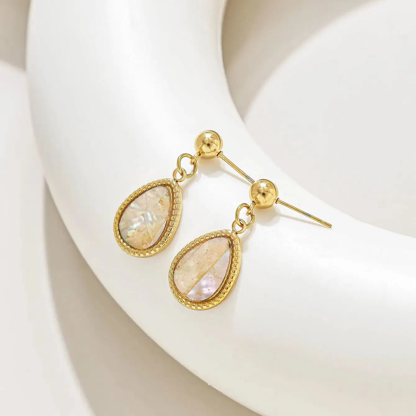 Women's Vintage-Style Stainless Steel Stud Earrings with Mother-of-Pearl/Abalone Shell – Elegant Court-Inspired Jewelry Gift