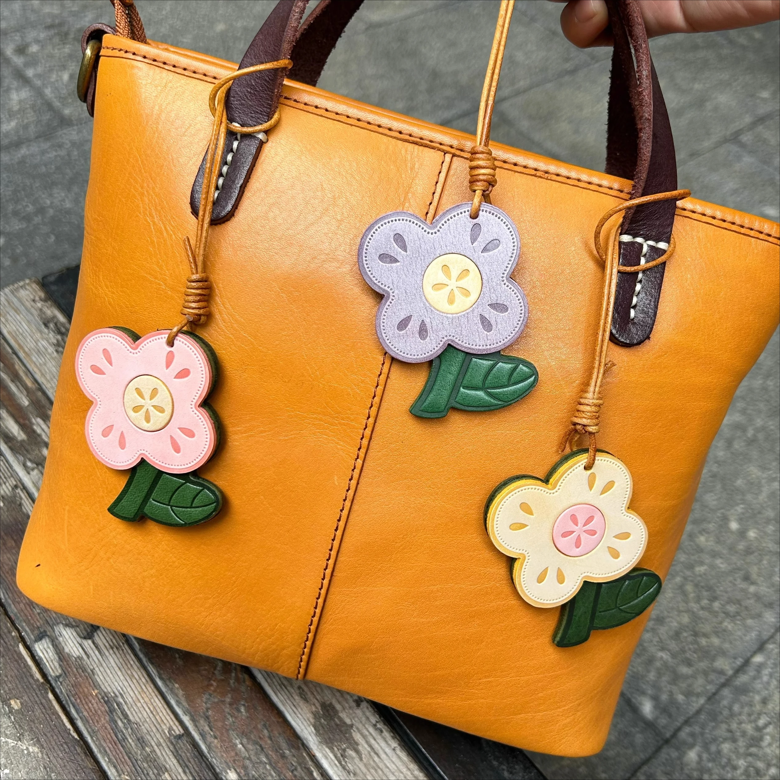 

Top layer cowhide hand-sewn small flower pendant bag pet tanning spray leather bag pendant car charm creative retro cute gift