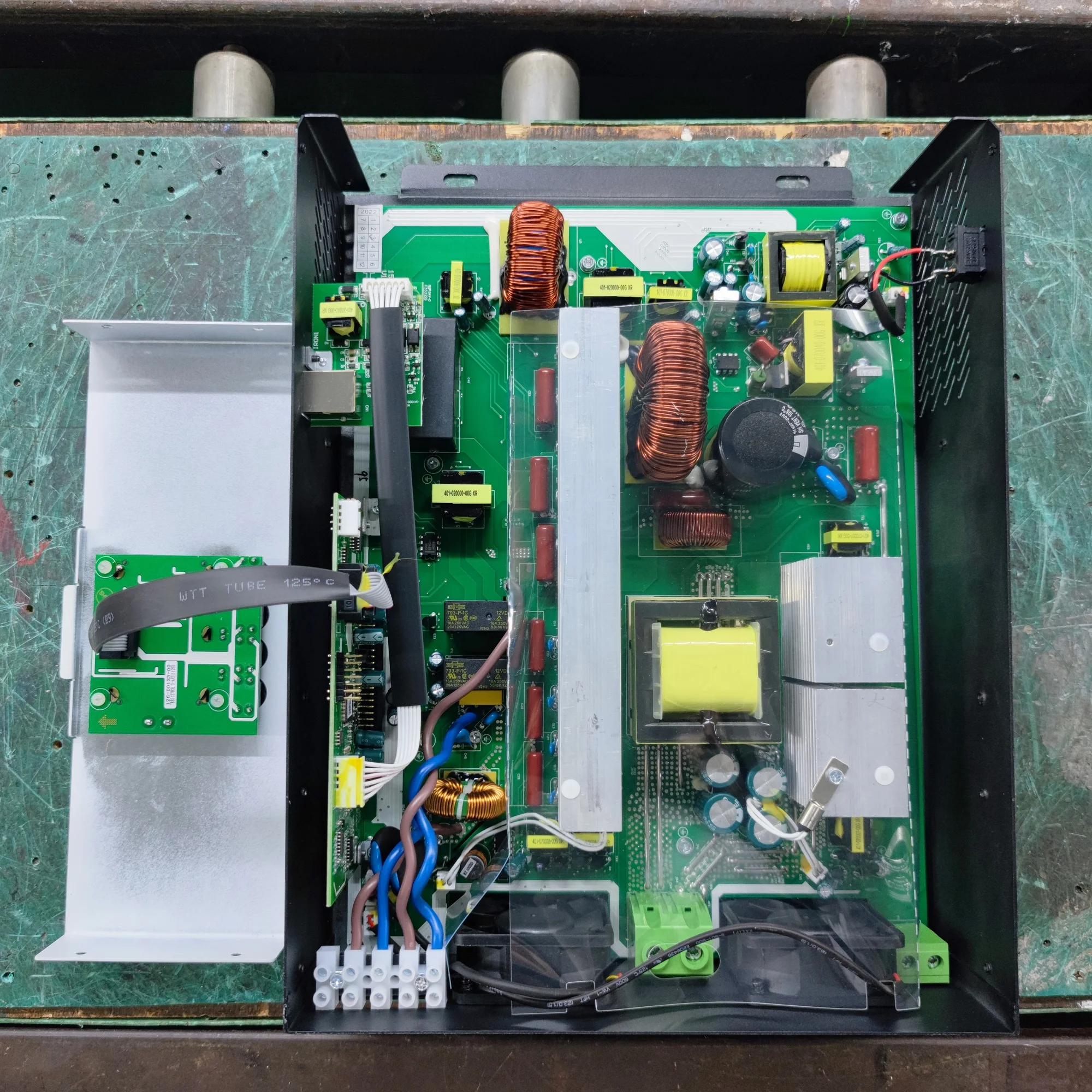 أفضل سعر 24 فولت 3 كيلو وات خارج الشبكة عالي التردد عاكس شمسي هجين مدمج وحدة تحكم شاحن بالطاقة الشمسية