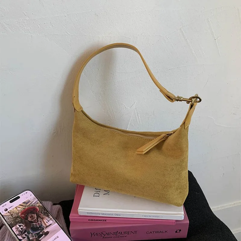 

Кожаная большая сумка с помпонами для женщин с игривой элегантностью и деталями рукоделия