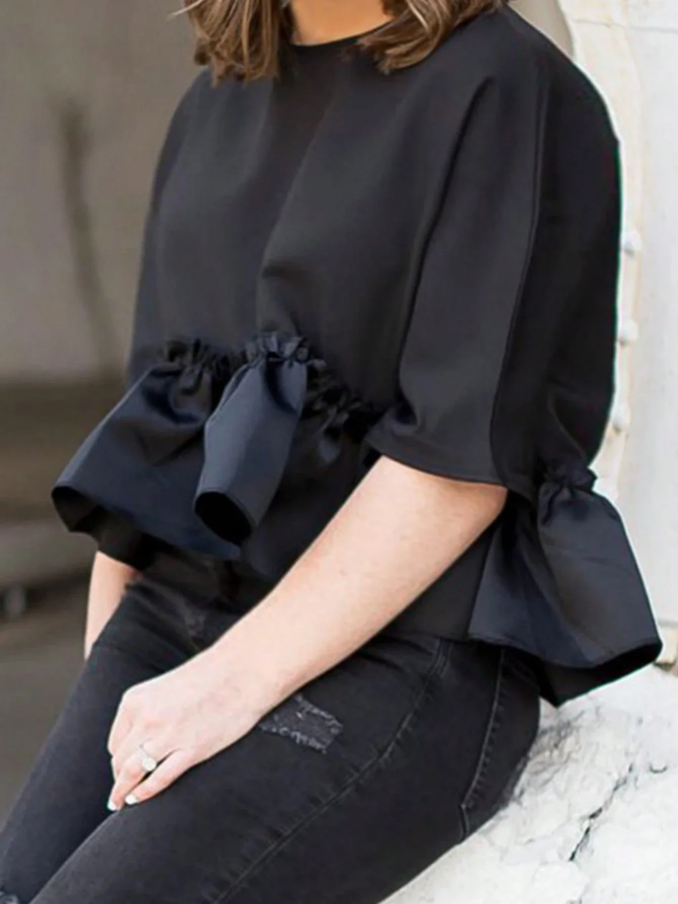 

Женская однотонная блузка с круглым вырезом, рюшами по низу и короткими рукавами