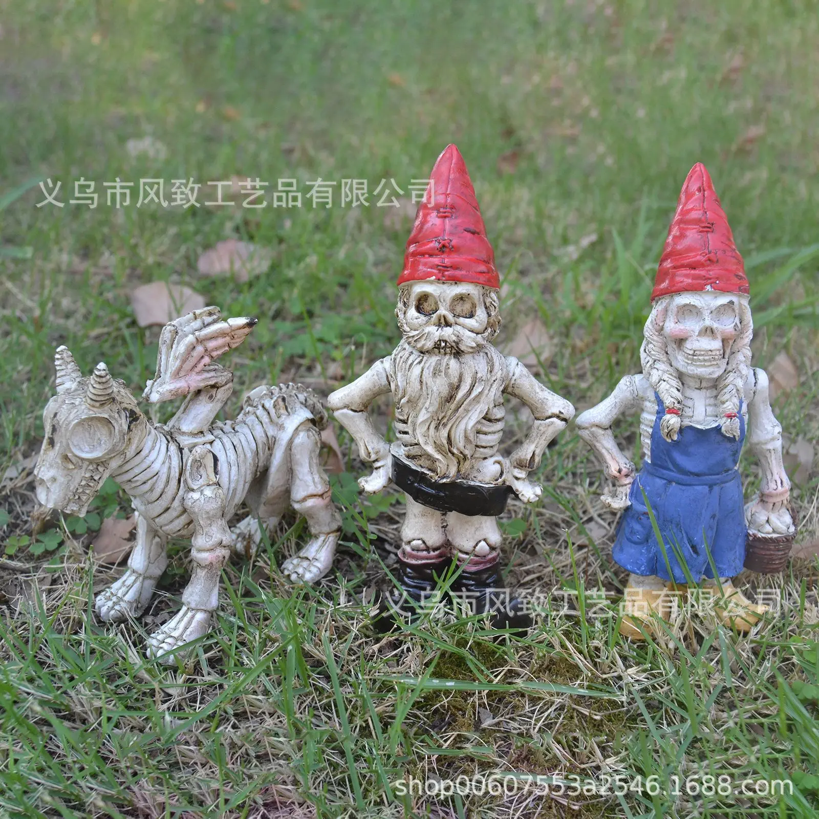 

Halloween Skeleton Couple Statue‌ - Red Hat Resin Figurines for Garden Decor
