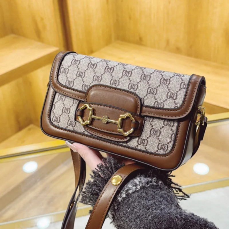 

Retro All-over Logo Print Flap Handbag, Contrast PU Trim & Horsebit Detail Casual Crossbody Bag for Daily & Commute