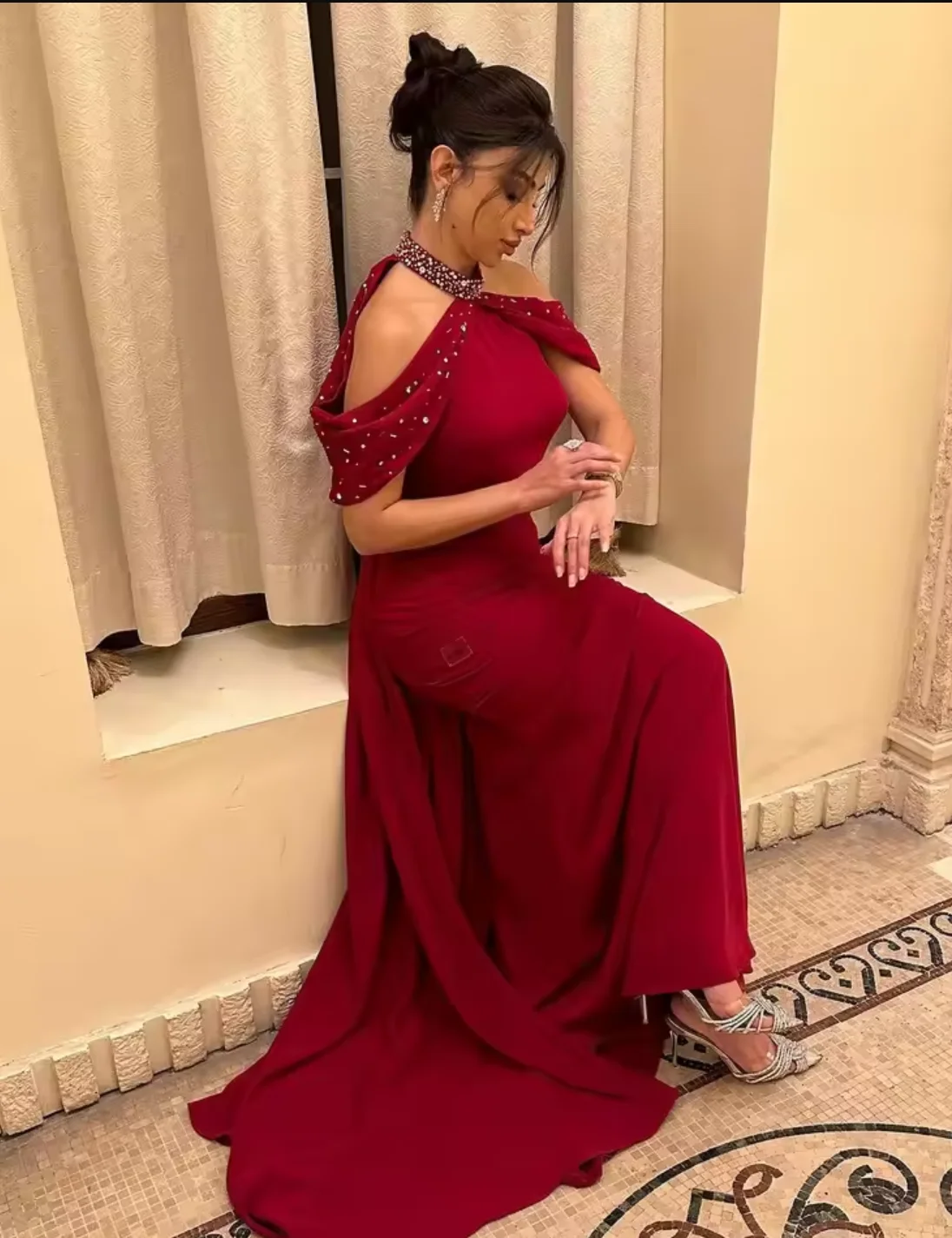 Op maat gemaakte donkerrode galajurken met lange mouwen, avondjurken met halterhals, geplooide enkellange feestjurken