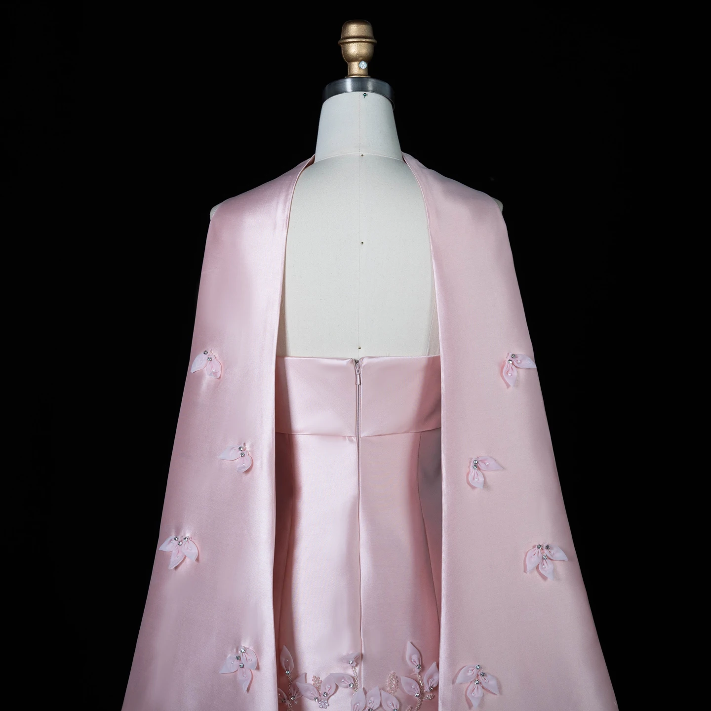 Sharon Said Luxuriöses 3D-Blätter-Abendkleid in Blush Pink aus Satin mit Meerjungfrauen-Cape, Dubai Arabisches Hochzeits- und Abschlussballkleid SS463 Maßanfertigung – Detail 18