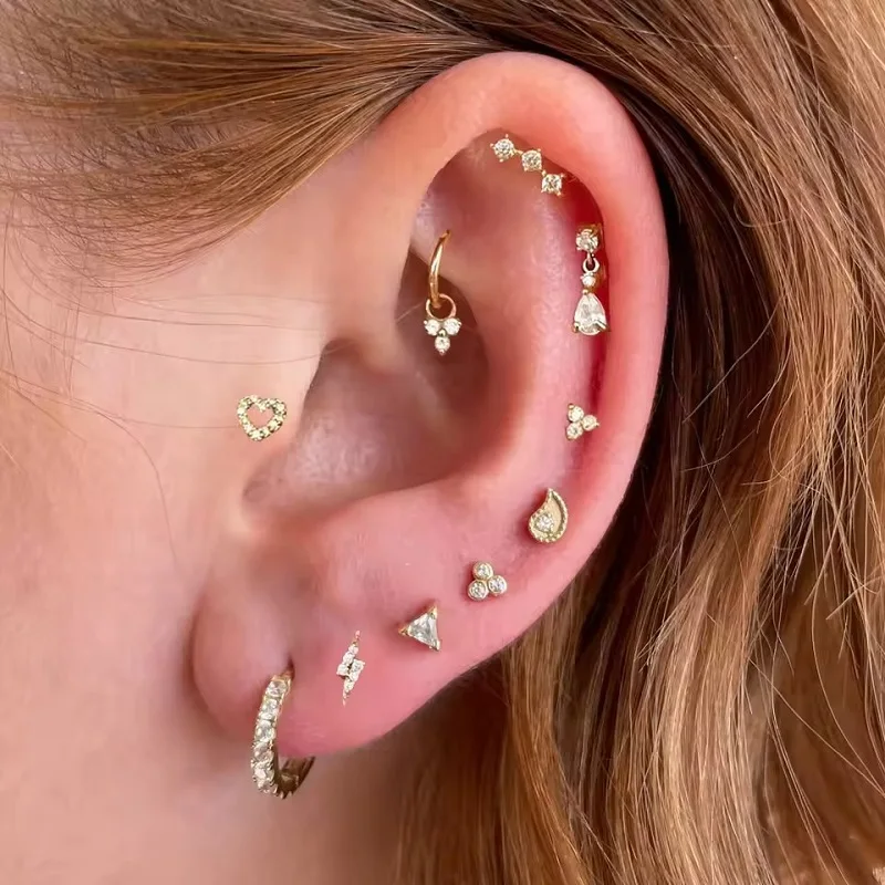 Trago piercing: idee di styling con più fori all’orecchio