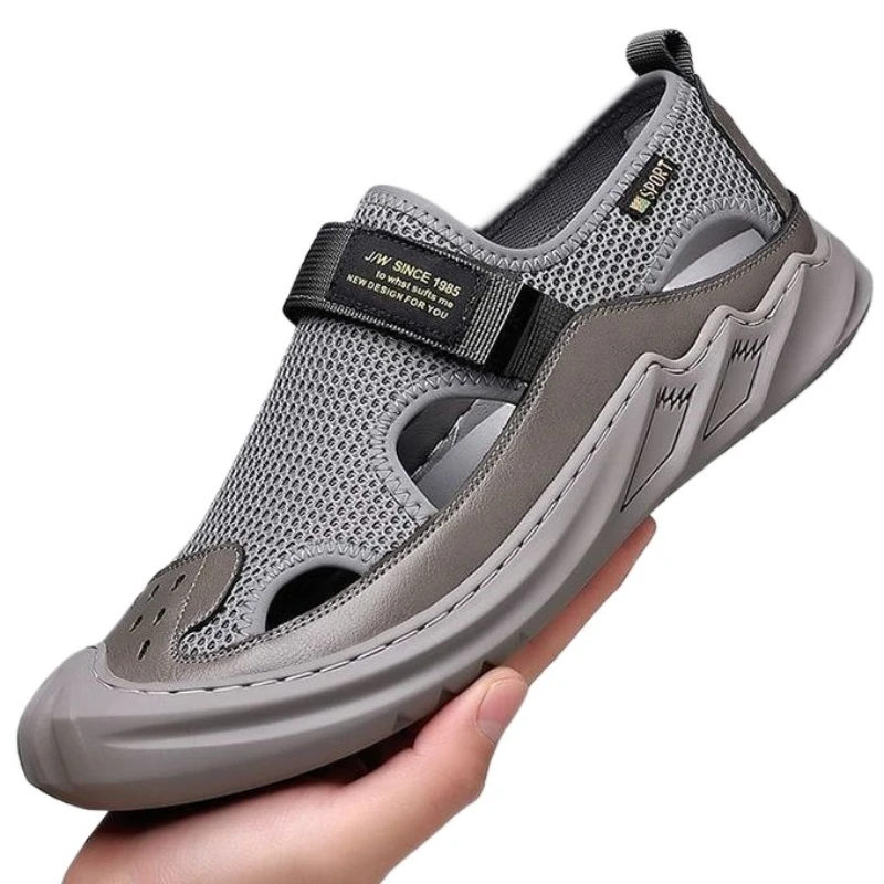 

Летняя дышащая уличная пляжная обувь для мужчин, повседневная нескользящая мужская обувь на полой мягкой подошве, новые модные дизайнерские сетчатые сандалии