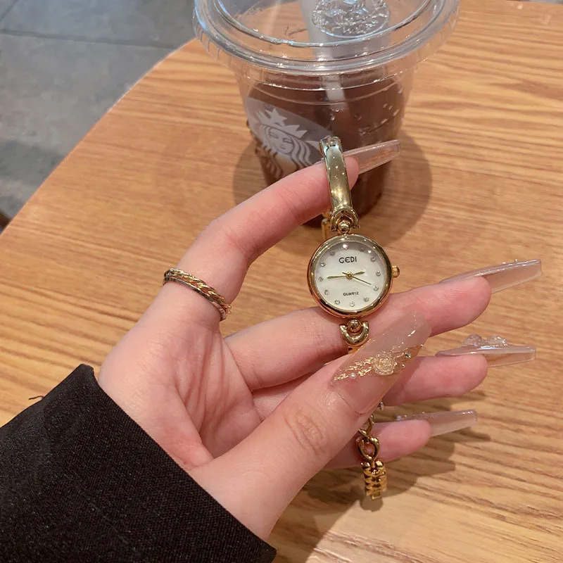 Новые простые темпераментные маленькие золотые часы