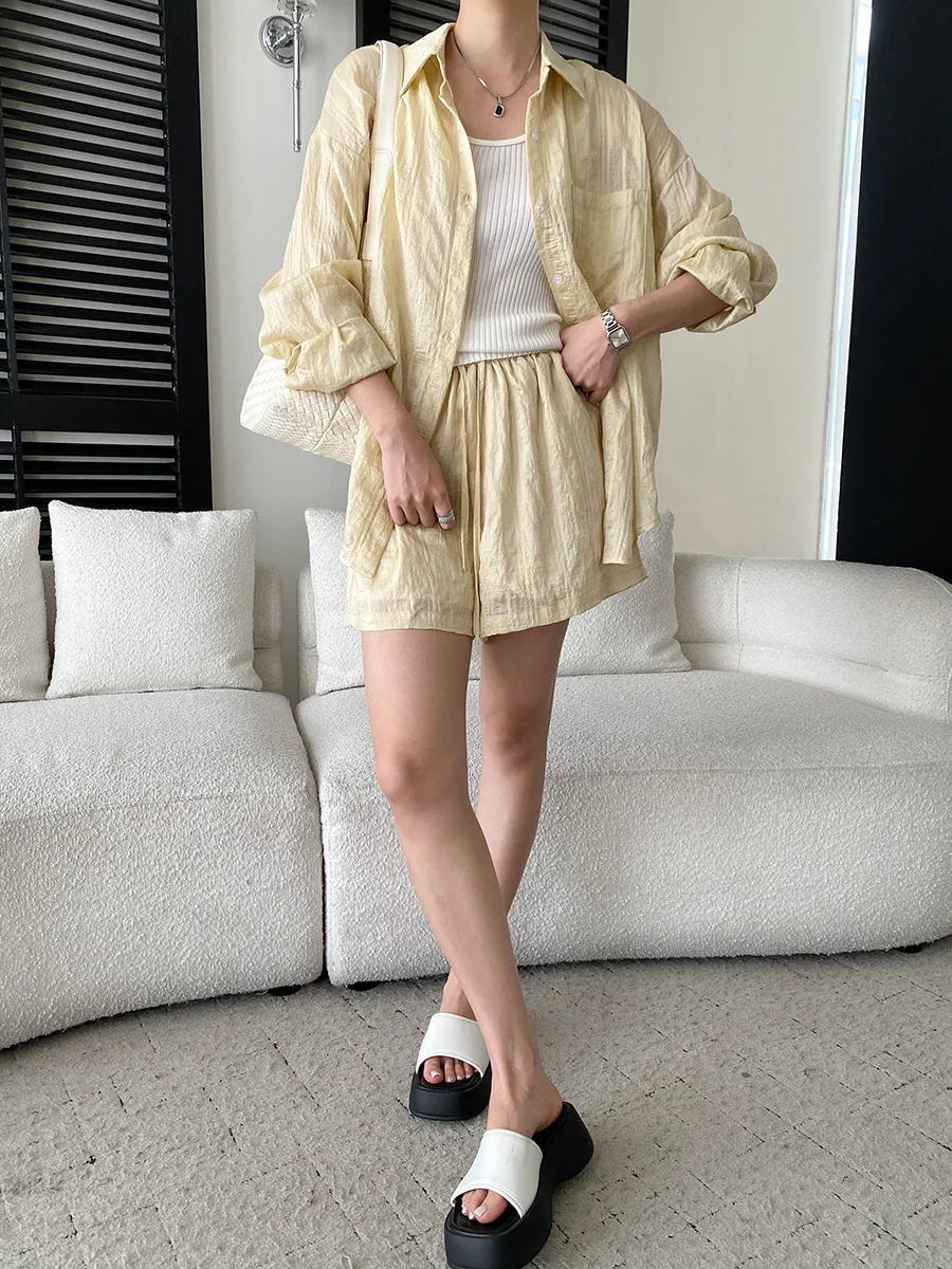 Sommerliches Damen-Set aus leichtem, atmungsaktivem, plissiertem Texturhemd und Shorts in unifarbenem Casual-Stil. – Detail 16