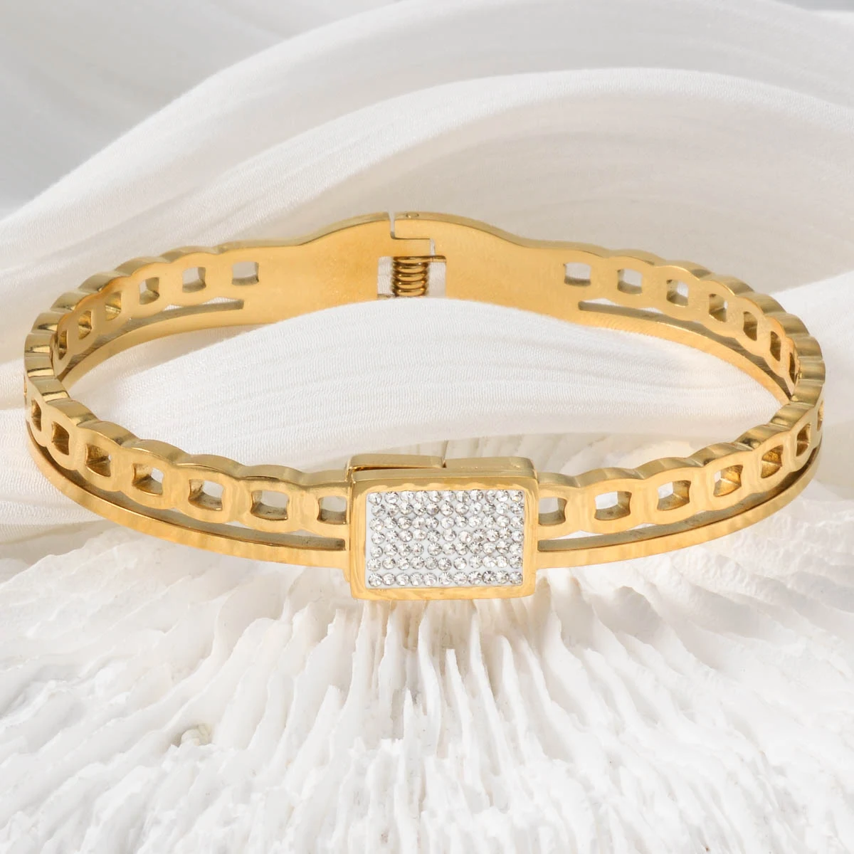 

Luxury Gold Plated Stainless Steel Bracelet for Women Glamorous Spring Clasp Bangle Elegant Party Wedding Jewelry Gift Idea