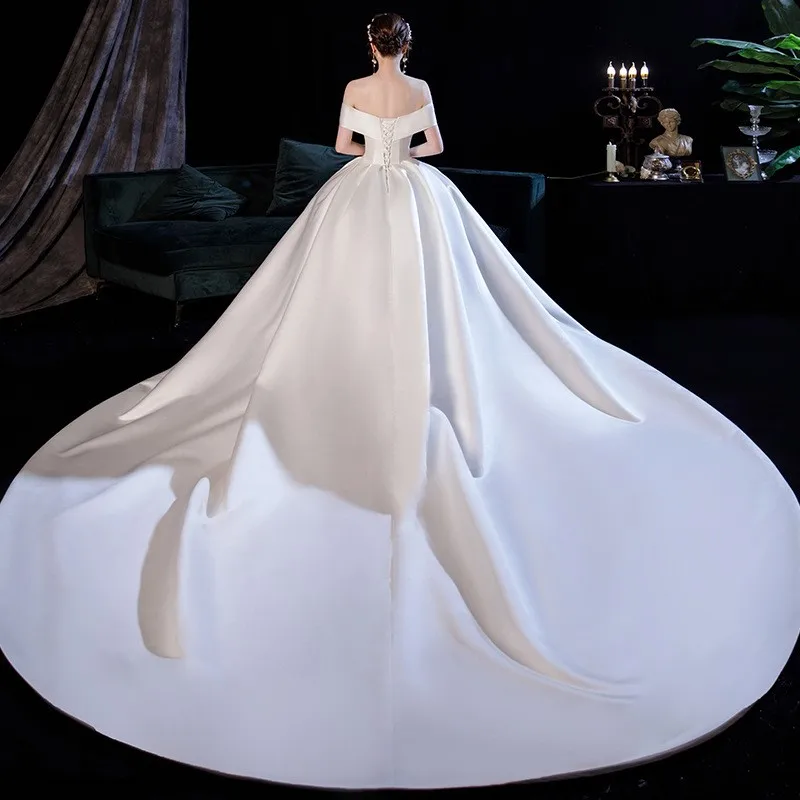 스타일리시하고 우아한 대형 트레인 새틴 마감의 새로운 원숄더 드레스로 간단한 고급 행사에 적합합니다.