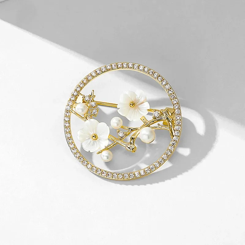 새로운 중국 스타일의 코사지 여성 중공 껍질 매화 꽃 브로치 기질 복고풍 안티 라이트 핀 정장 액세서리