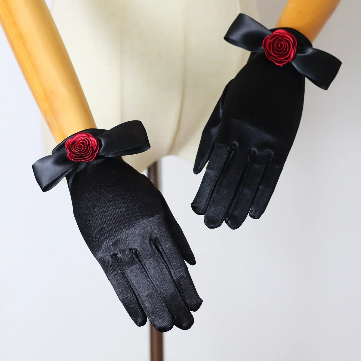 CC Wrist Gloves Wedding Event Women Accessory Bridal Dress Black Color Satin Short Luvas Rose Shape Elegant Mittens Party WG106