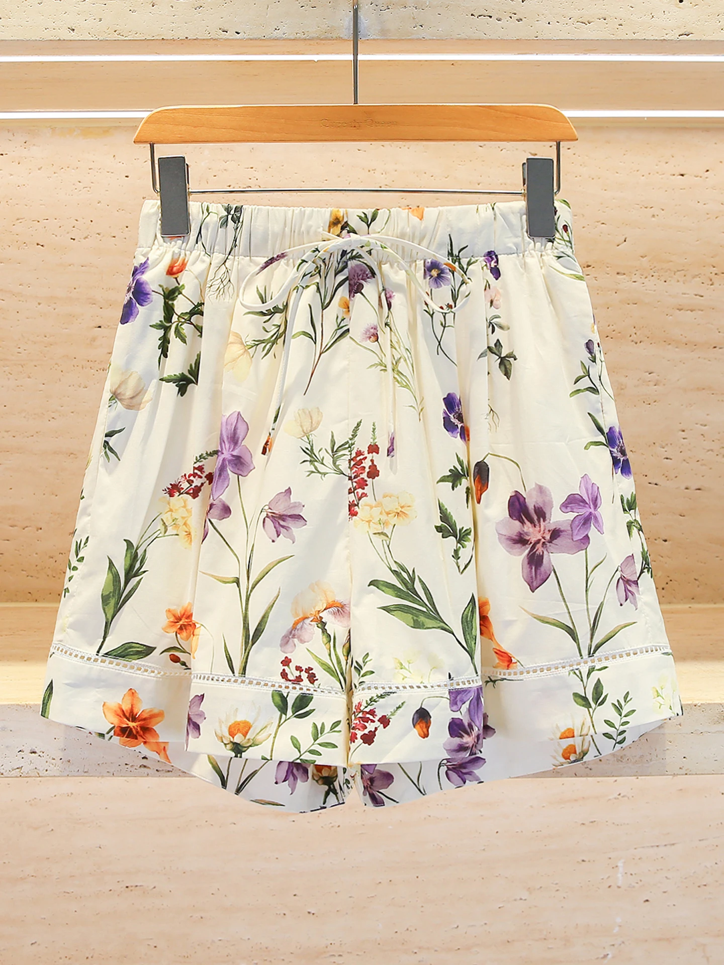 طقم قميص وشورت نسائي فاخر مطبوع لخريف 2025، بأسلوب الإجازات، بأكمام طويلة وياقة مستديرة، مصنوع من ألياف البوليستر مع إغلاق با...