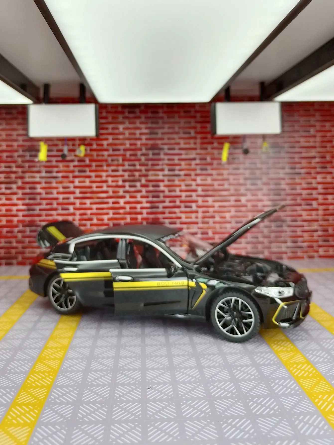 1:24 simulation BMW M8 alloy car model, doors and engine hood, trunk can be opened suitable for collection