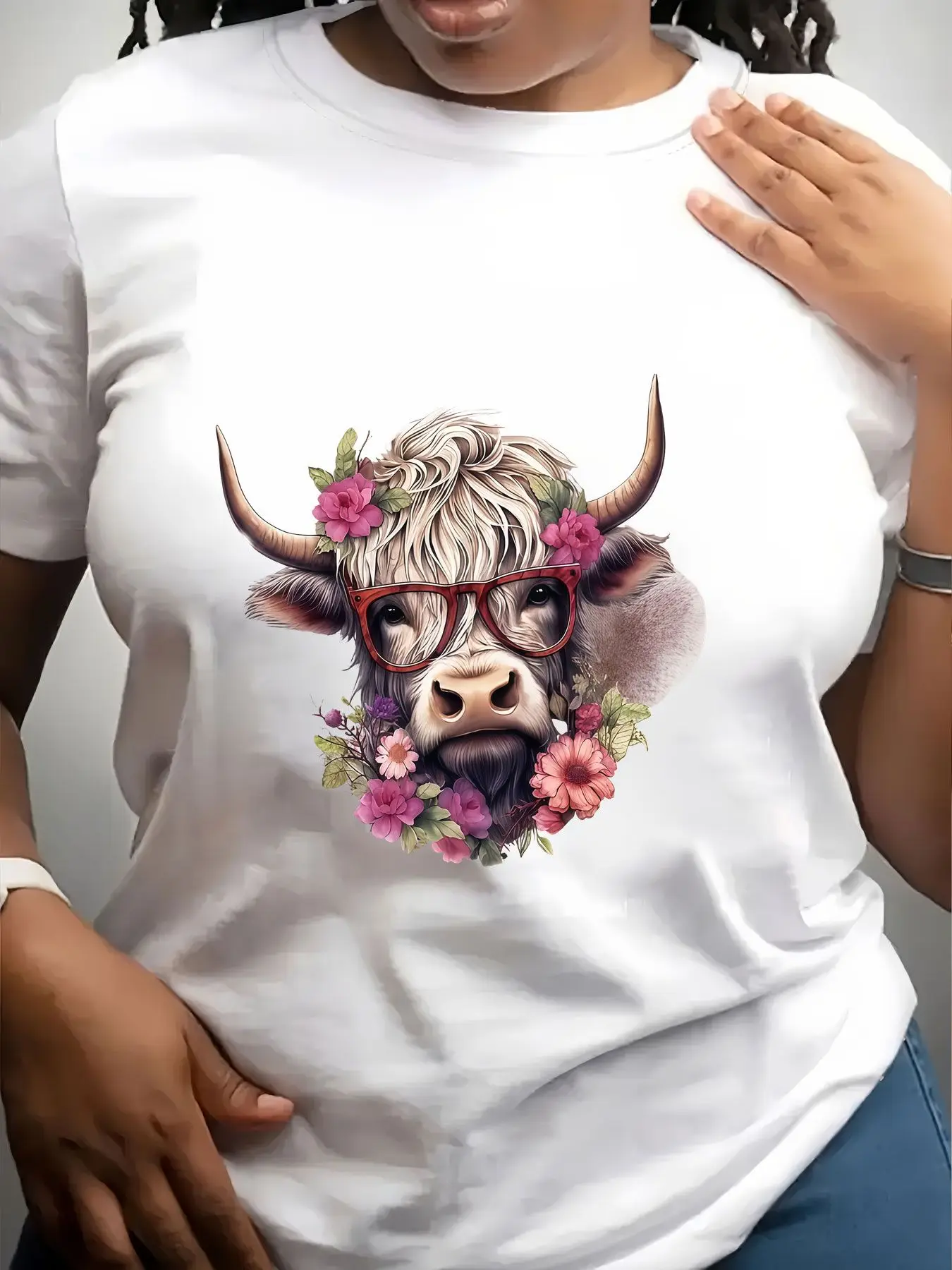 Women's Trendy Crew Neck T-Shirt Floral Highland Cow with Glasses Suitable for Casual Sportswear