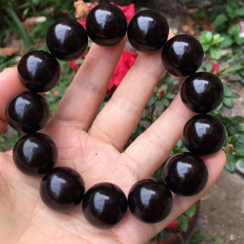 

Настоящий индийский браслет из мелколистного палисандра (1,8 мм), старинный материал с золотистыми вкраплениями, в виде бусин Будды, легко полируется и обрабатывается.