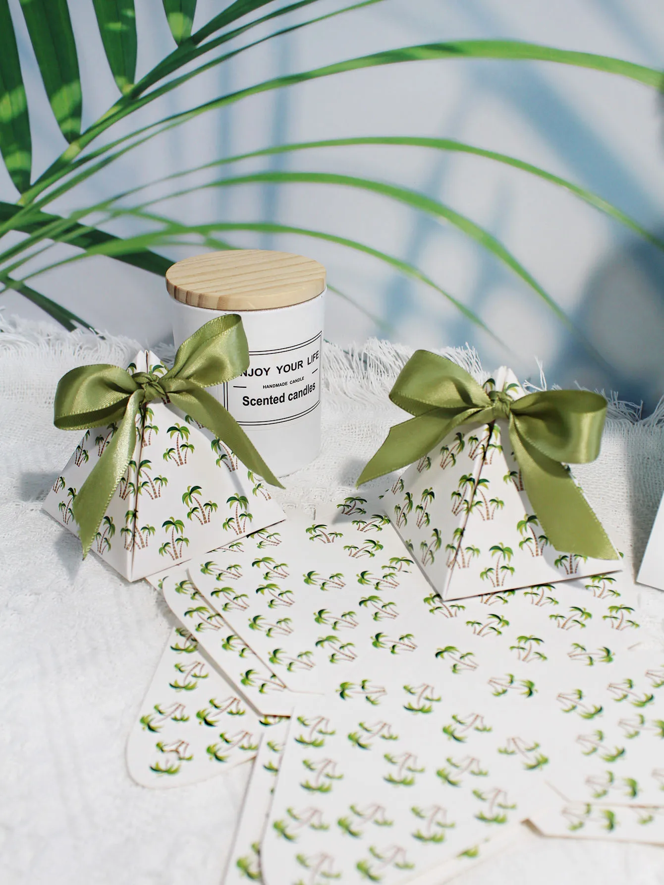 Stylish Pyramid-Shaped Gift Boxes Featuring Green Palm Tree Patterns and Green Ribbons, Perfect for Parties and Festive Events