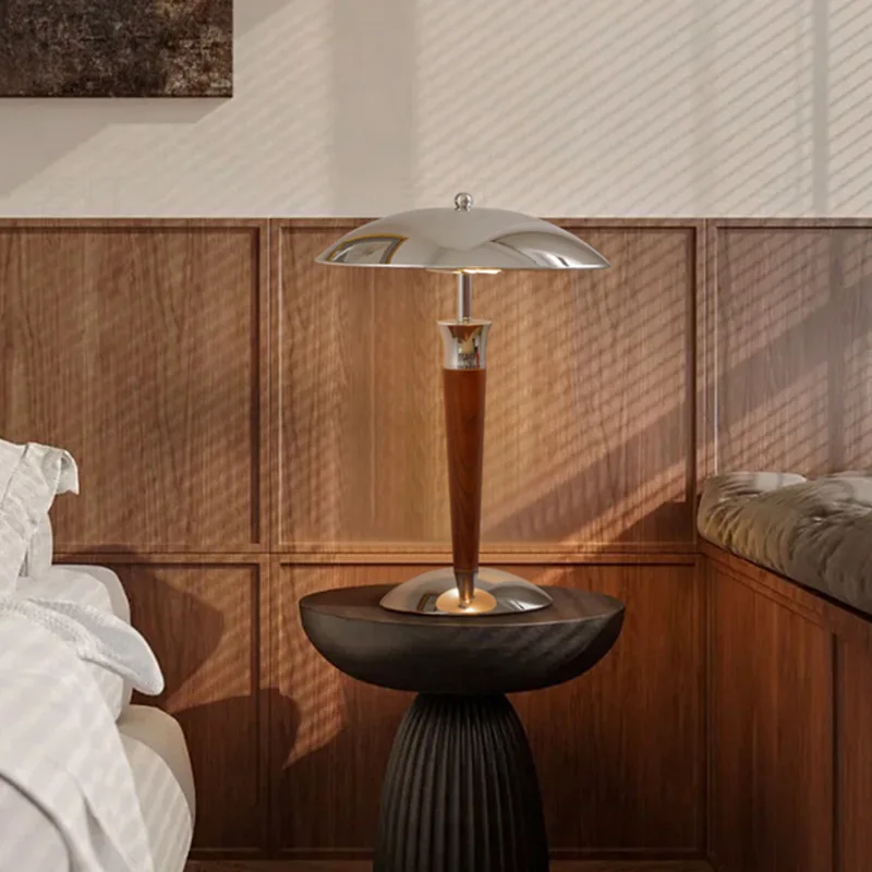 金属製学習デスクランプ、モデルルーム、侘び寂び風ルーム、リビングルーム入り口、無垢材レトロランプ