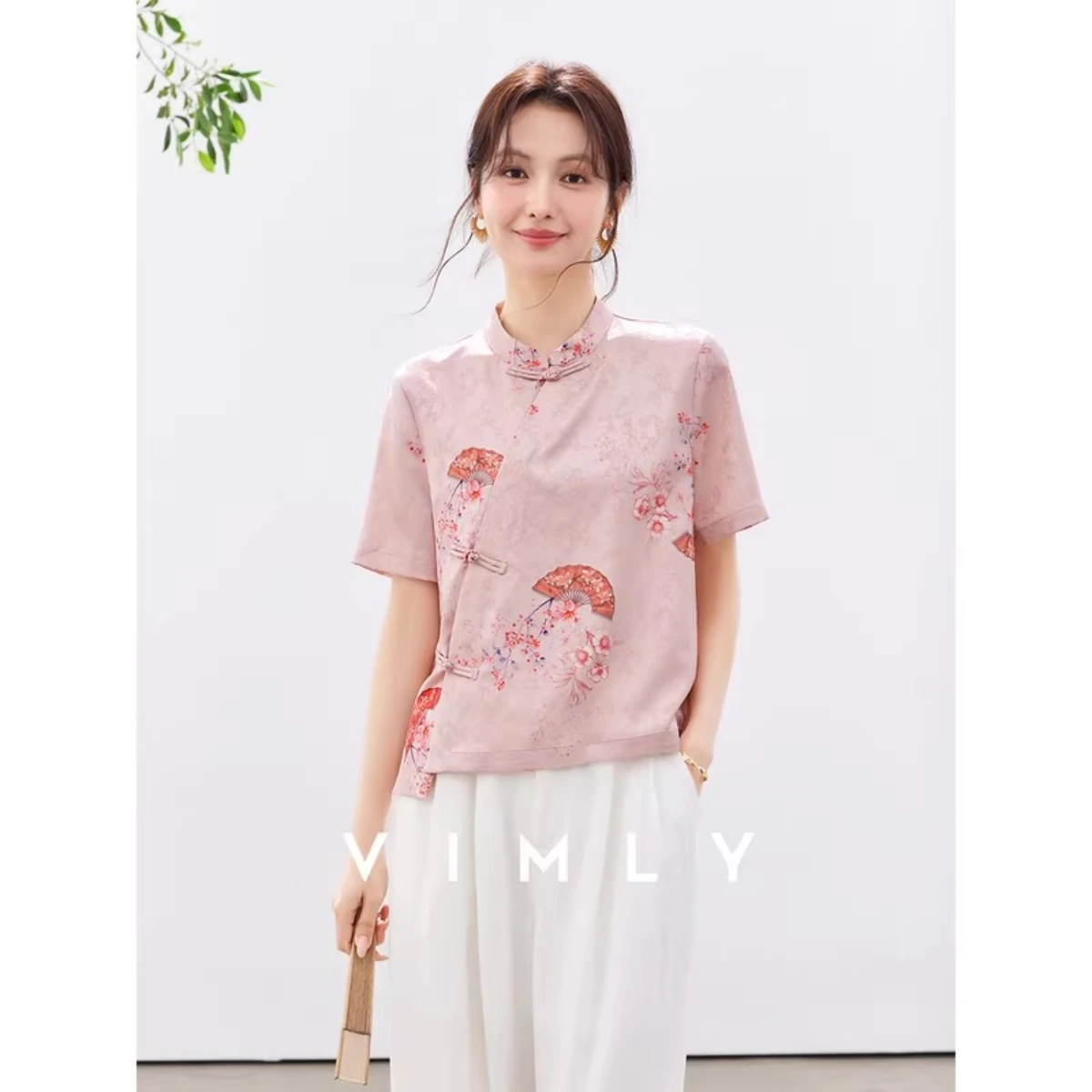 

Женская элегантная блузка VIMLY с воротником-стойкой, жаккардовым узором, асимметричной застежкой на пуговицах и принтом, короткий рукав, розовая, модель 2026, A6311